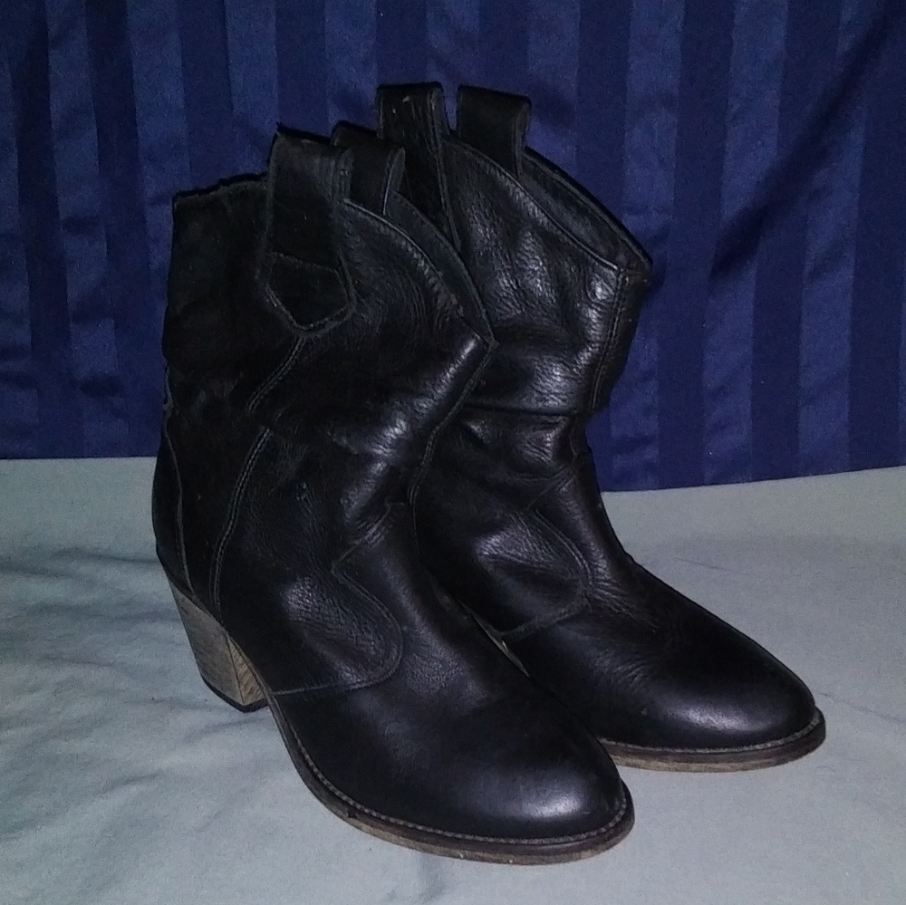 Aldo Women's Ankle Boots. Western Style. Black. 7